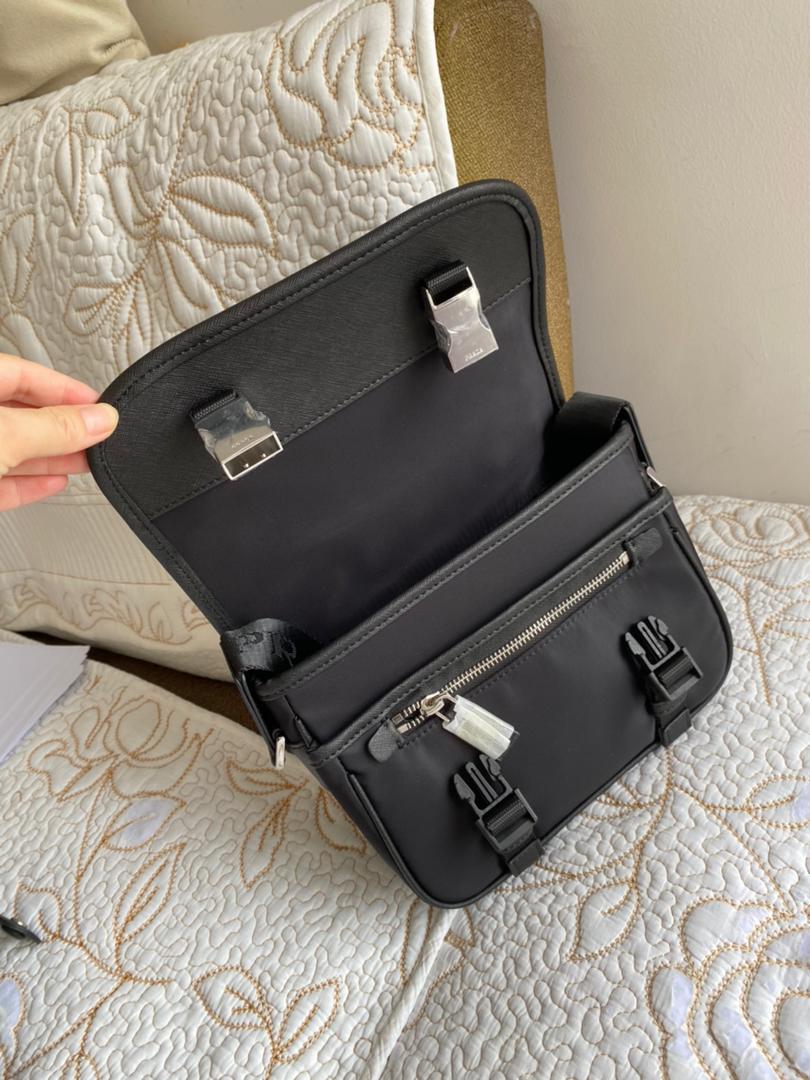Sac à bandoulière en Re-Nylon et cuir Saffiano