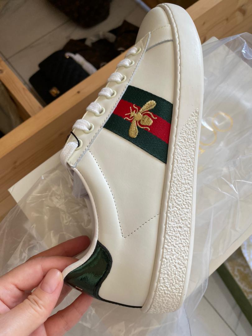 Zapatilla Ace con abeja