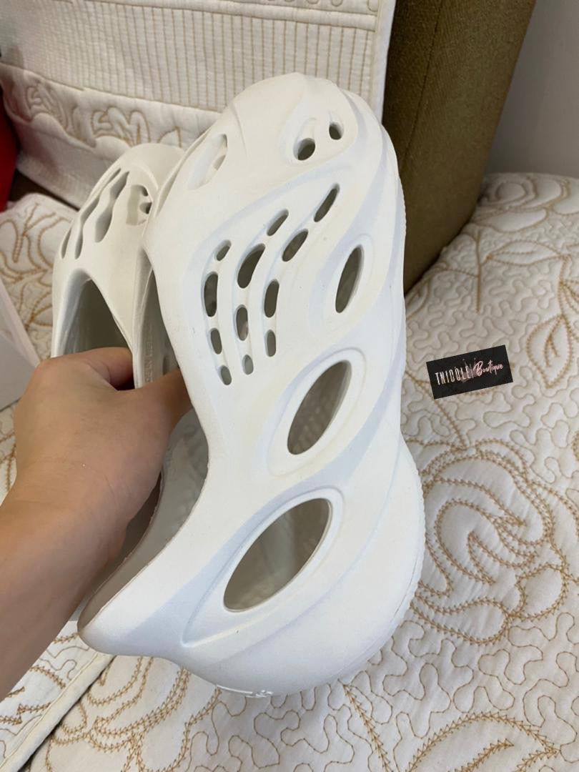 Corredor de espuma Yeezy blanco