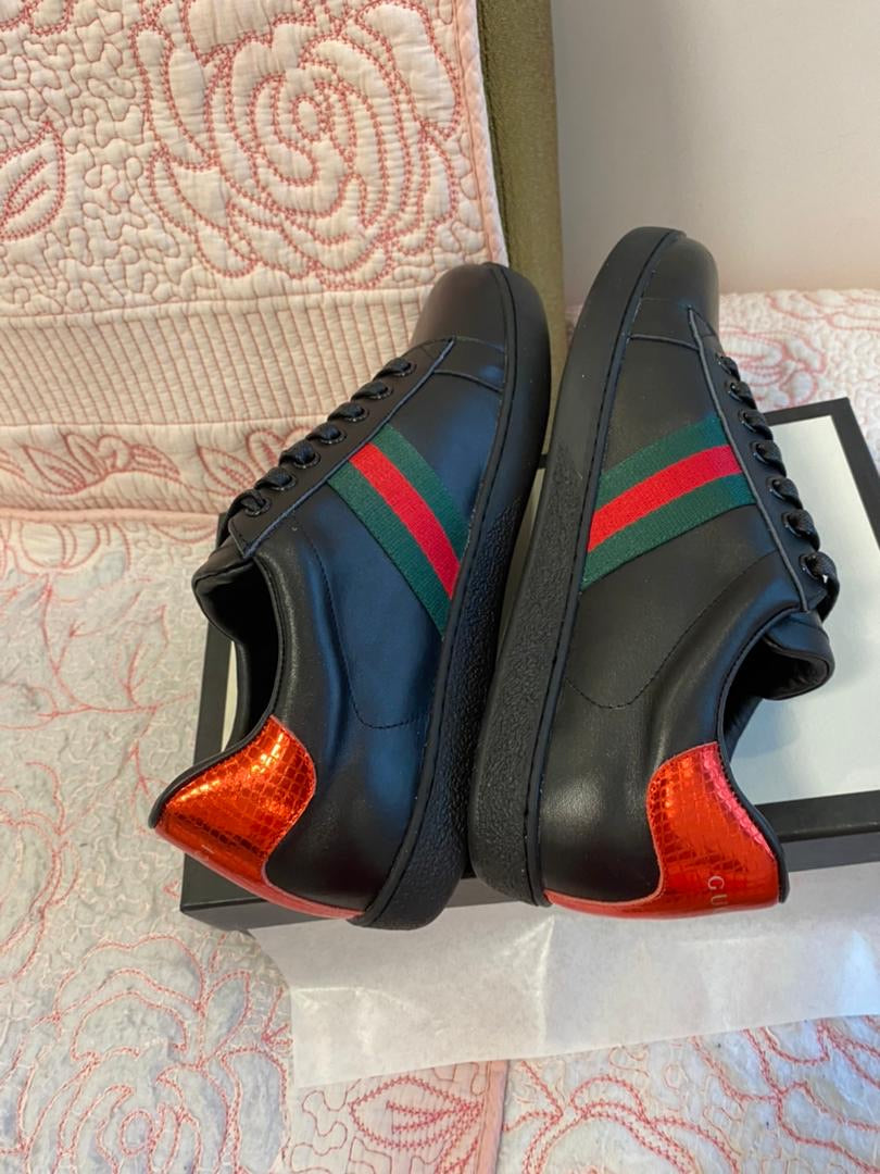 Zapatilla Ace de cuero negra