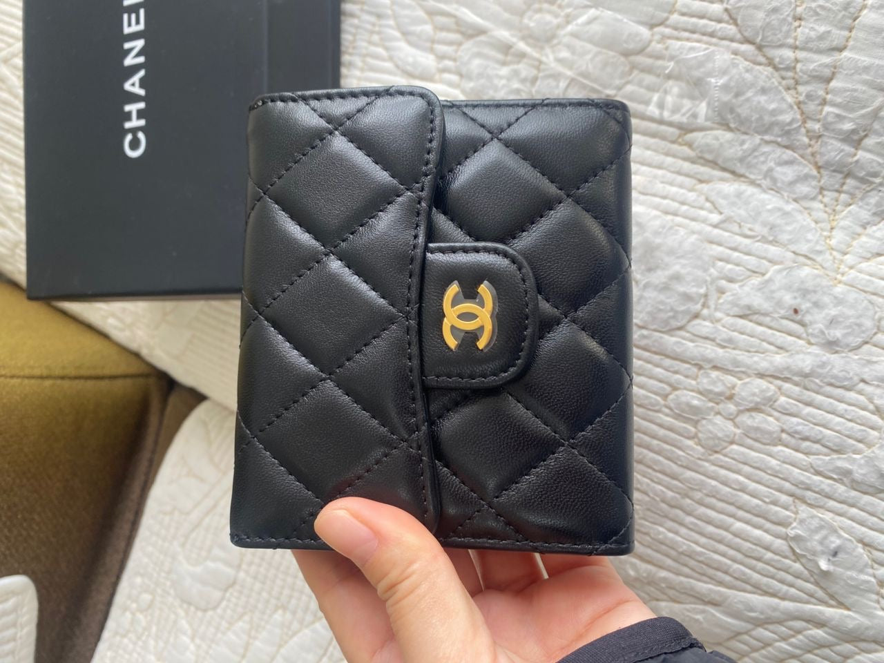 Portefeuille compact à rabat Coco en cuir d'agneau noir