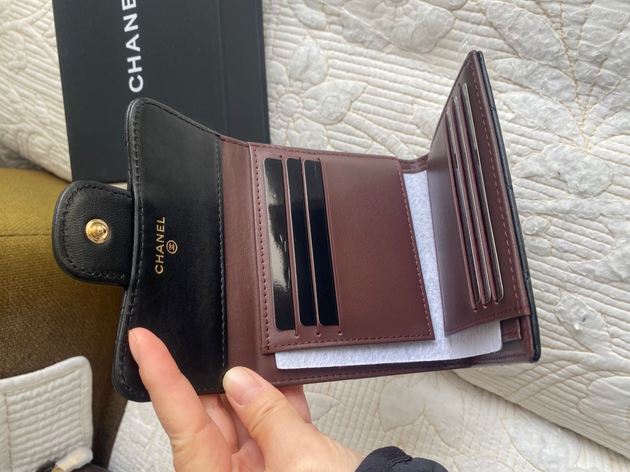 Portefeuille compact à rabat Coco en cuir d'agneau noir