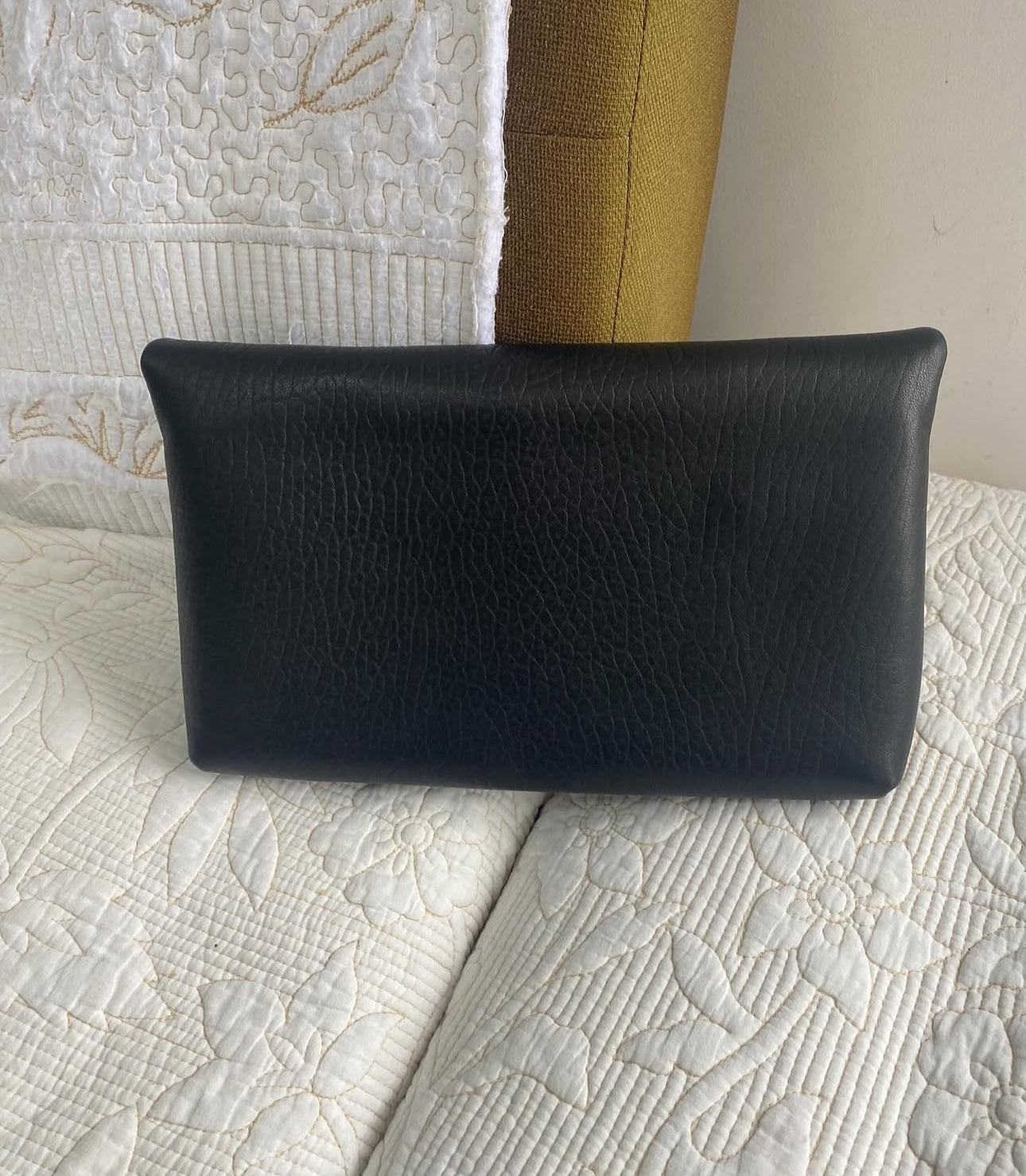 CASSANDRE LARGE ENVELOPE POUCH IN LAMBSKIN BLACK