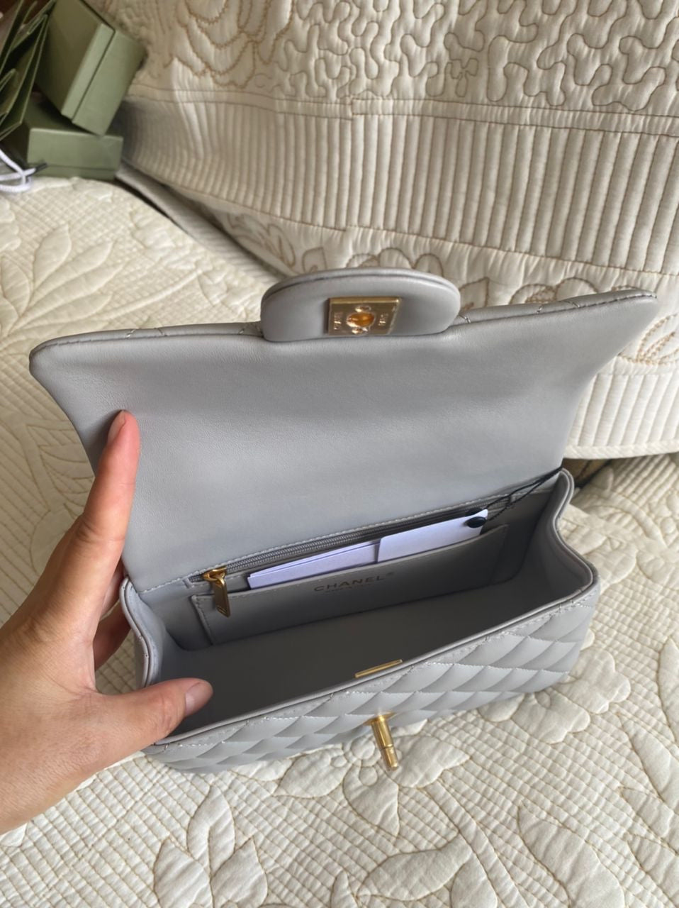 Mini poignée supérieure matelassée en cuir d'agneau à rabat rectangulaire gris
