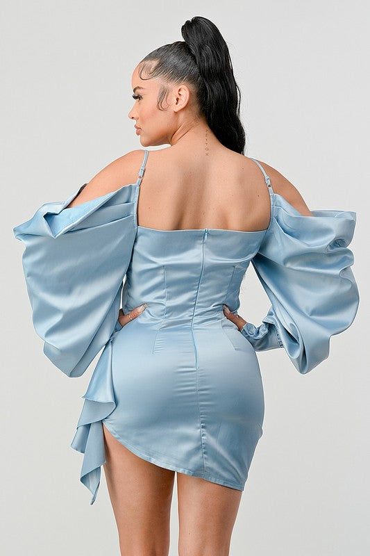 Robe élégante en satin à épaules tombantes