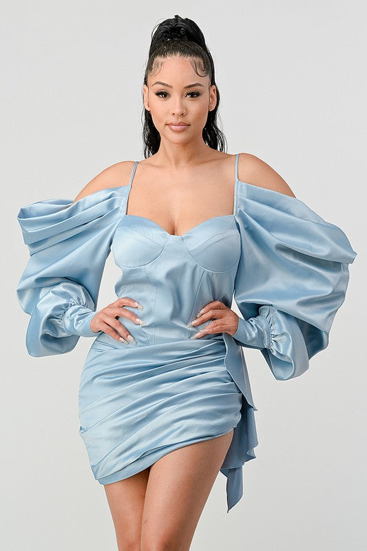 Robe élégante en satin à épaules tombantes
