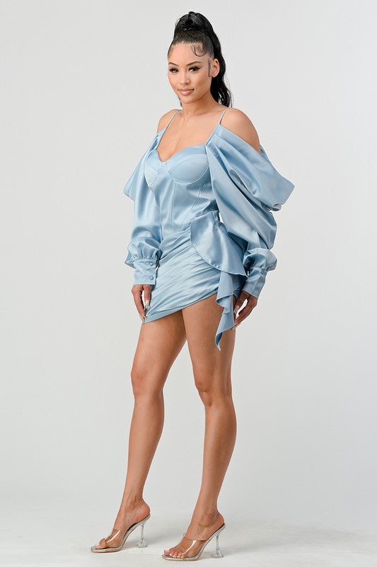 Robe élégante en satin à épaules tombantes