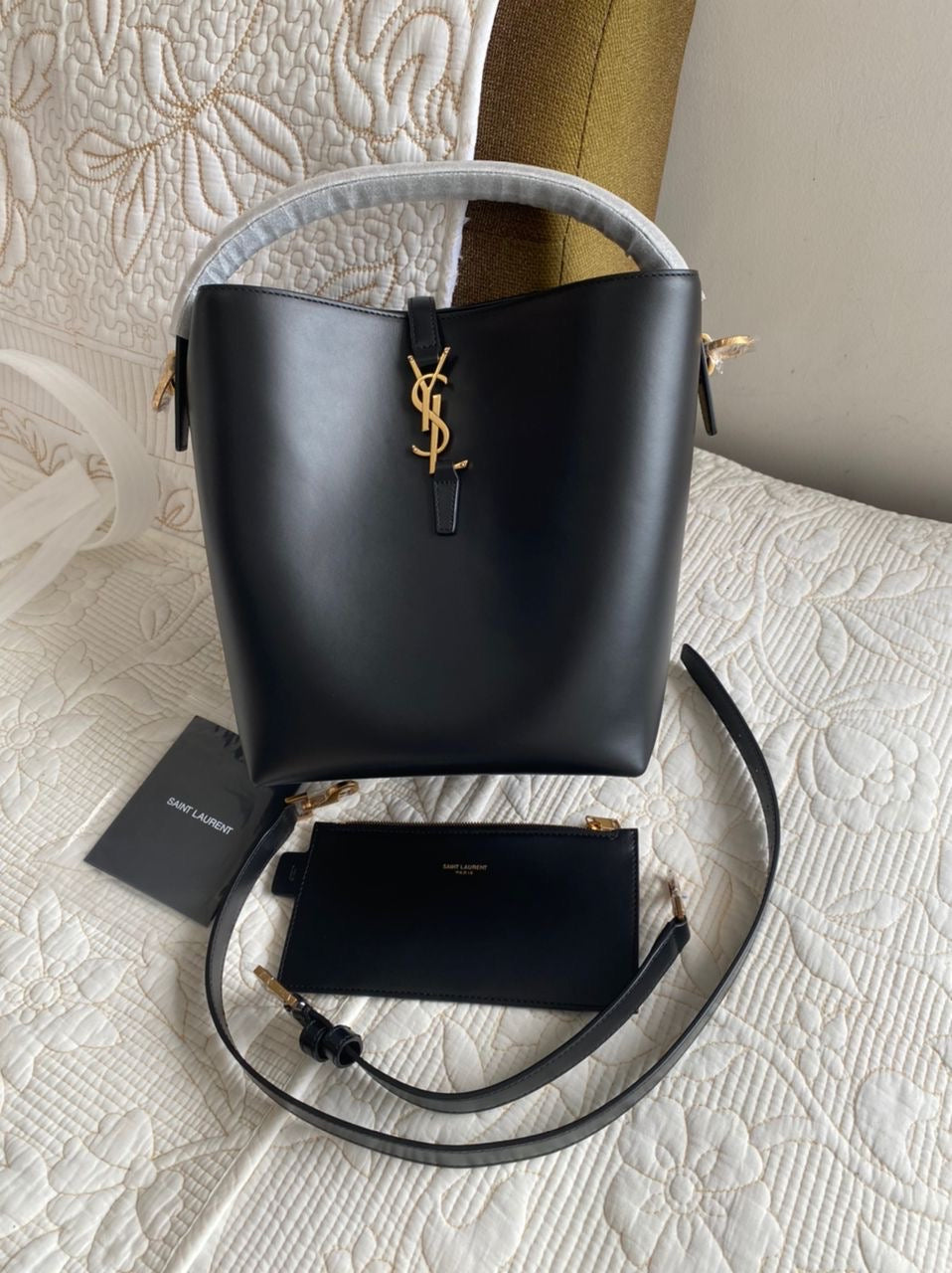 LE 37 EN CUIR BRILLANT