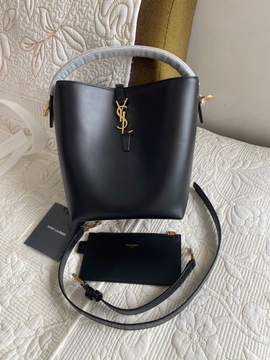 LE 37 EN CUIR BRILLANT