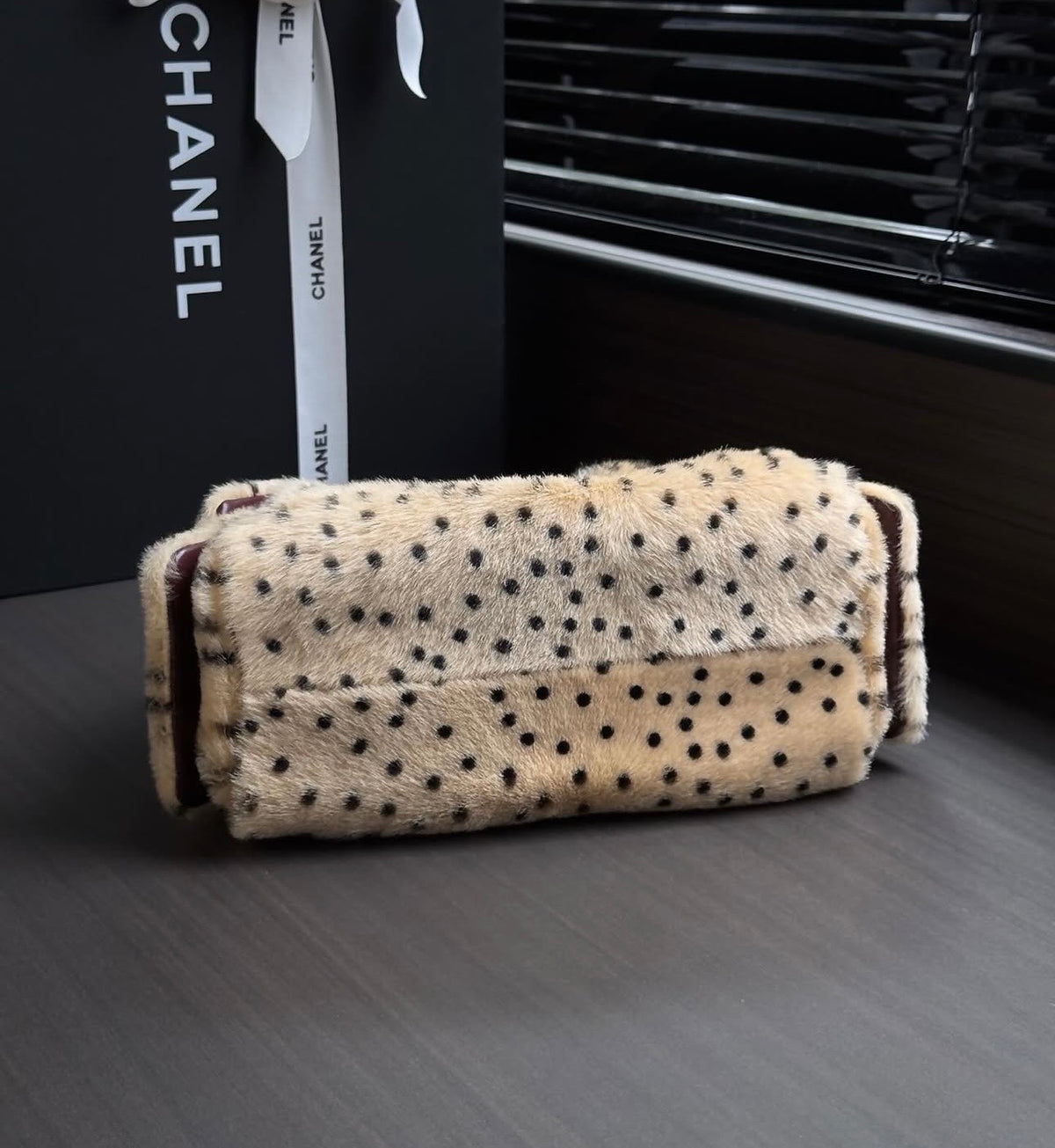 COCO 25 MINI HANDBAG Lambskin & Gold-Tone Metal, Light Beige & Black