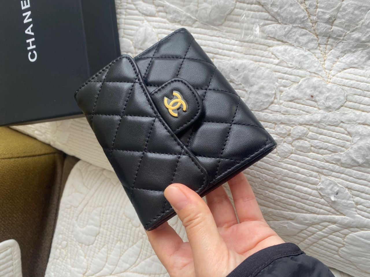 Portefeuille compact à rabat Coco en cuir d'agneau noir