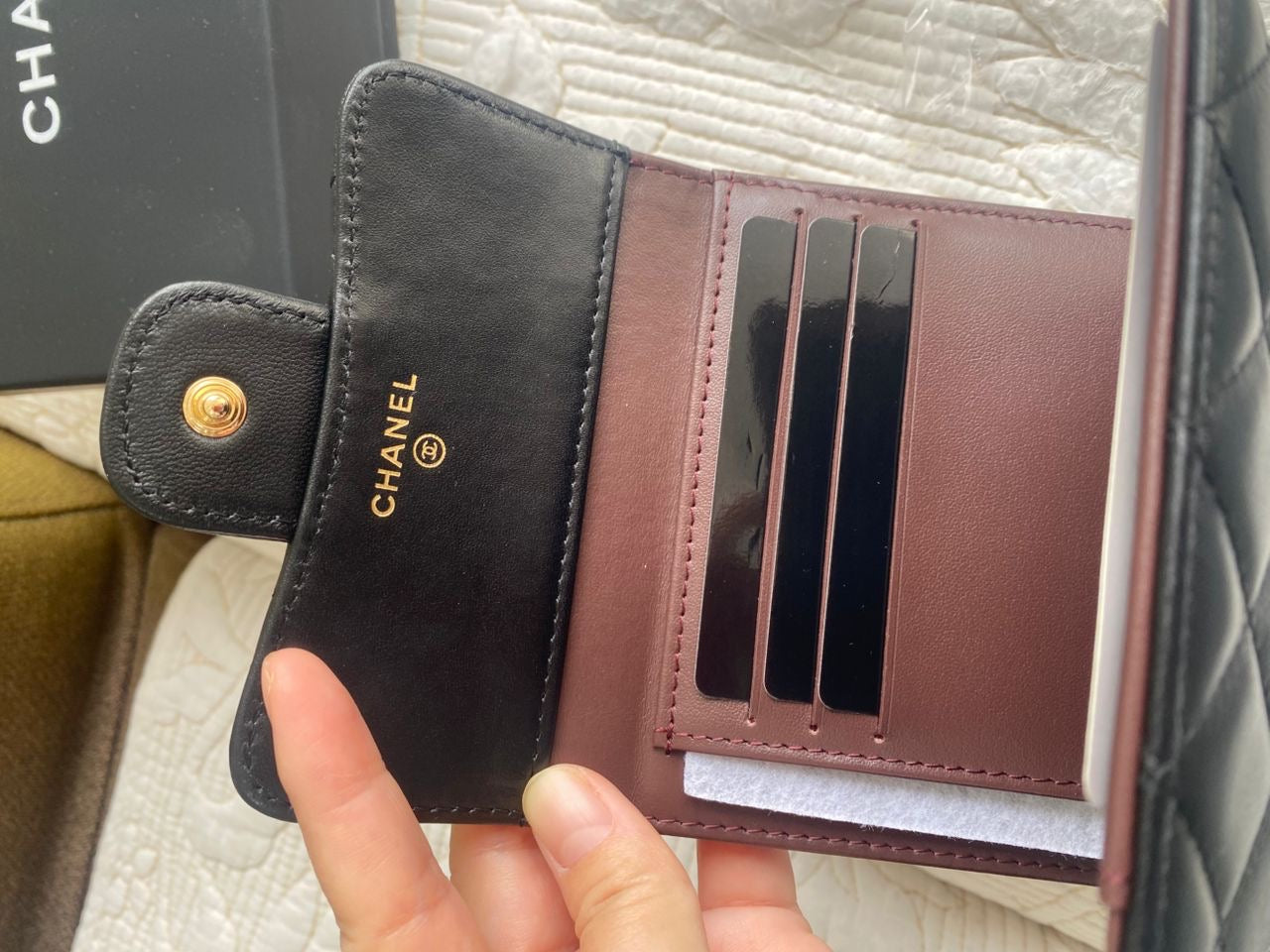 Portefeuille compact à rabat Coco en cuir d'agneau noir