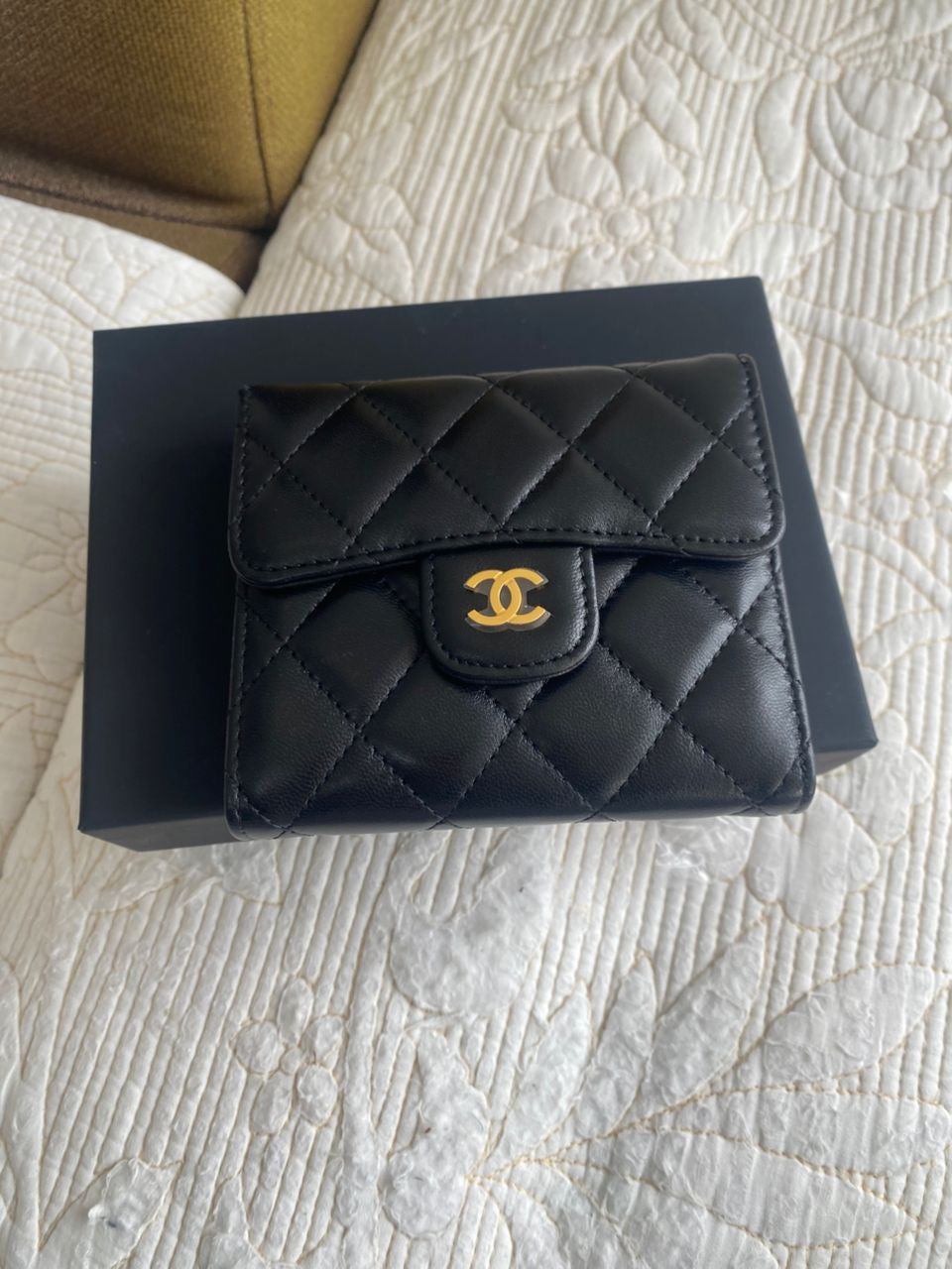 Portefeuille compact à rabat Coco en cuir d'agneau noir