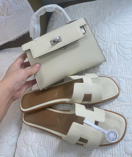 Kelly 20 Bag + White Oran Sandals Set