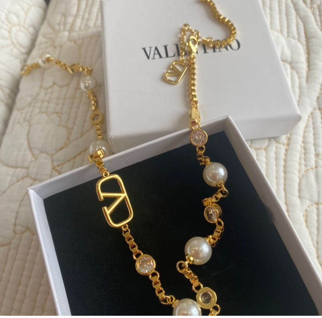 VLOGO PEARL NECKLACE + EARRING SET