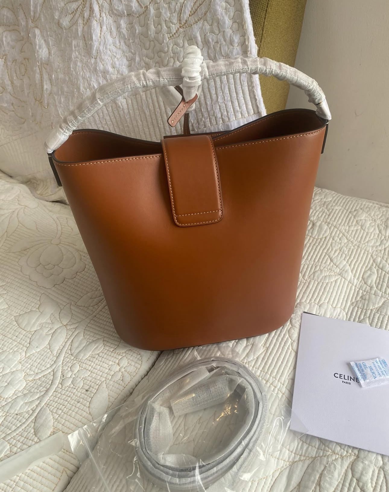 MEDIUM BUCKET LOUISE IN SMOOTH CALFSKIN
