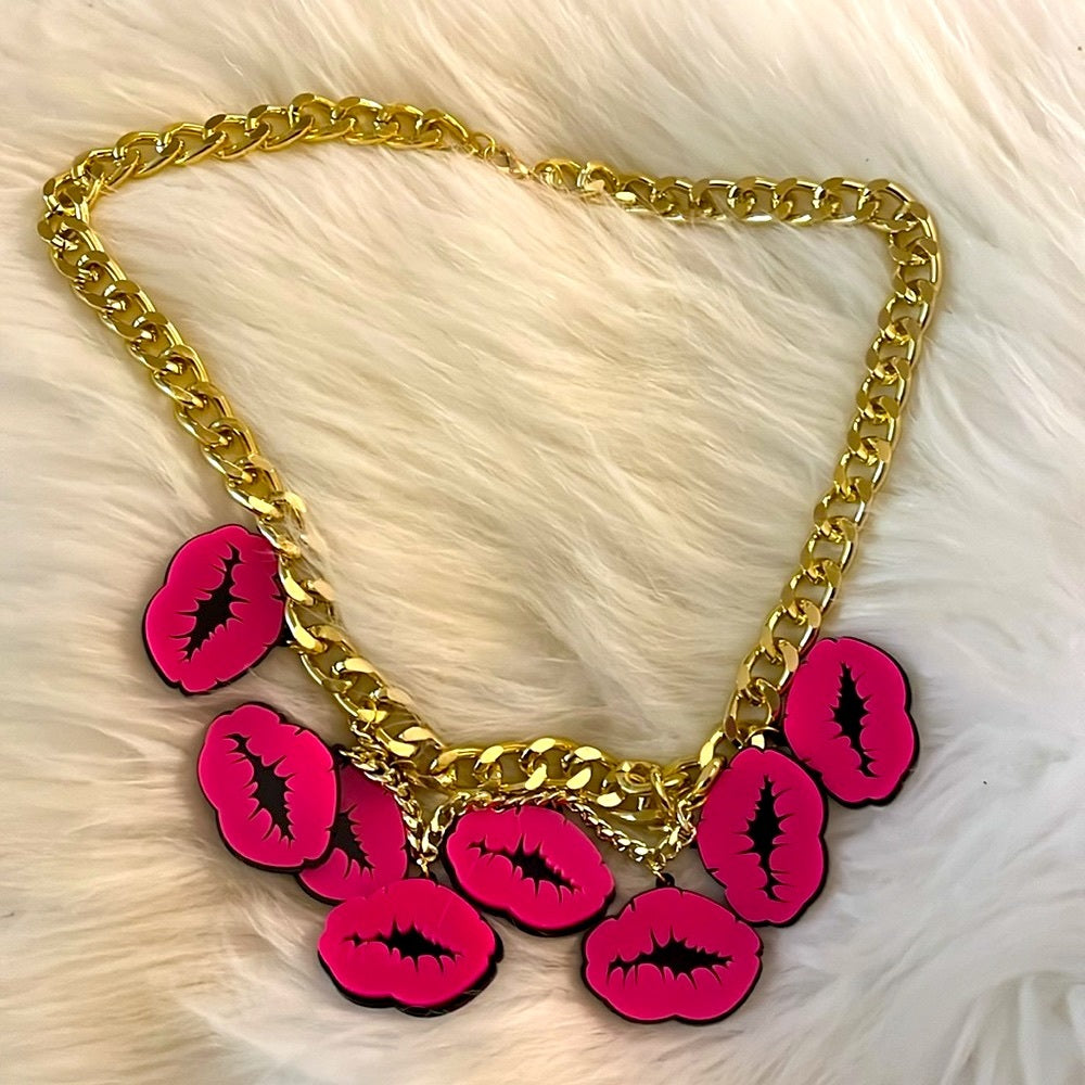 Kisses Iconic Swing Necklace