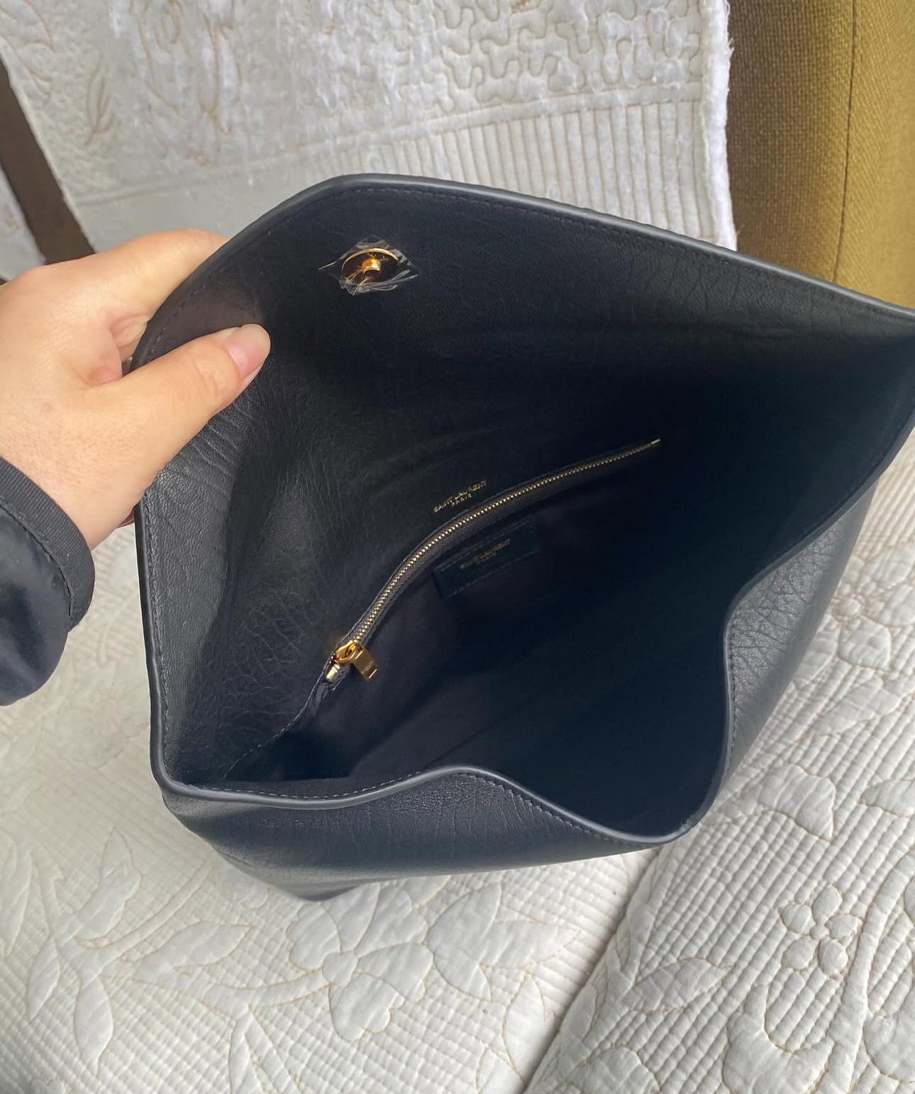 CASSANDRE LARGE ENVELOPE POUCH IN LAMBSKIN BLACK