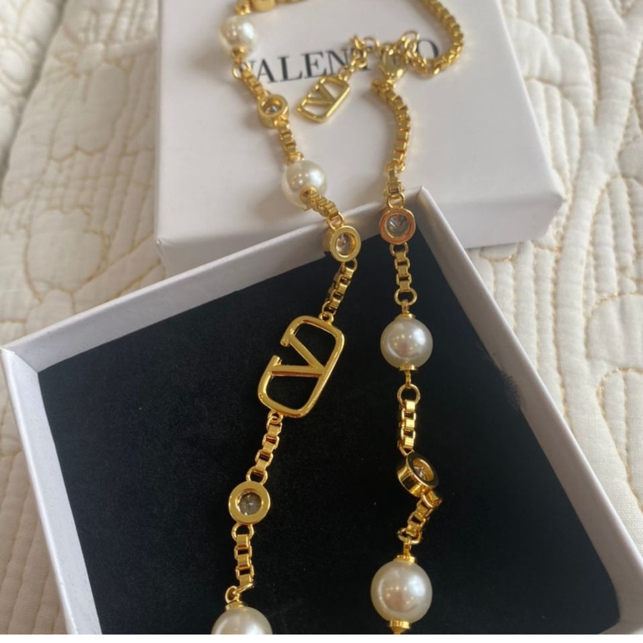 VLOGO PEARL NECKLACE + EARRING SET