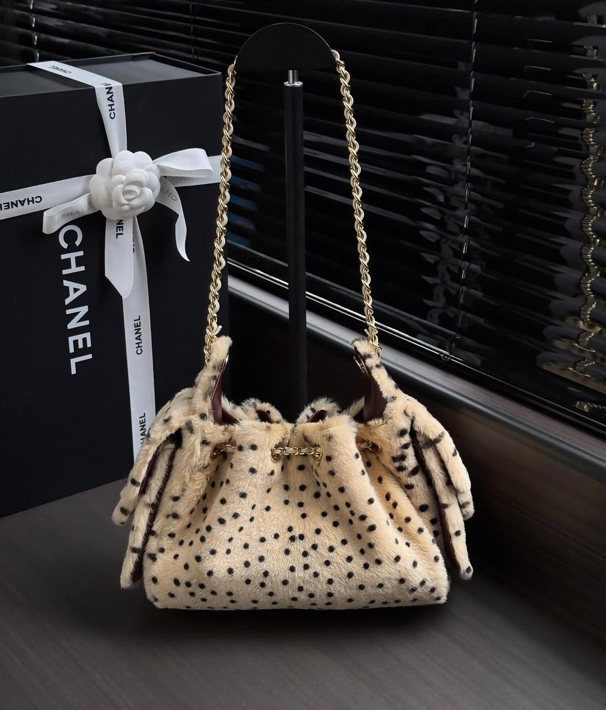 COCO 25 MINI HANDBAG Lambskin & Gold-Tone Metal, Light Beige & Black