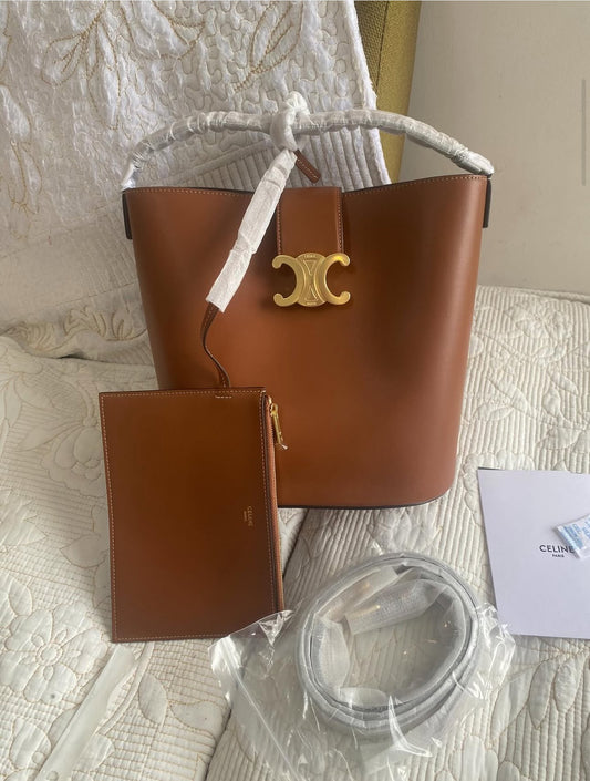 MEDIUM BUCKET LOUISE IN SMOOTH CALFSKIN