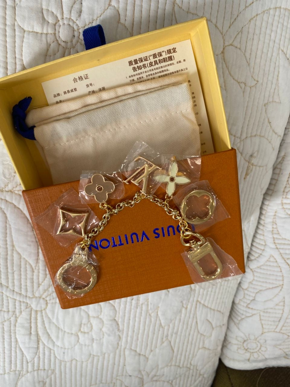 Charm para bolso floreciente