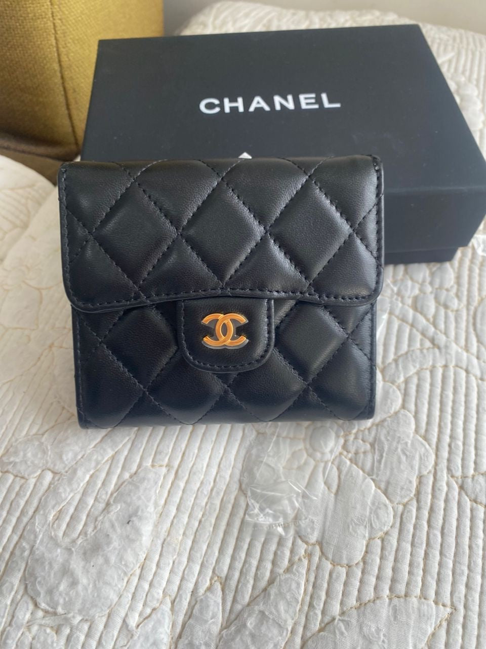 Portefeuille compact à rabat Coco en cuir d'agneau noir