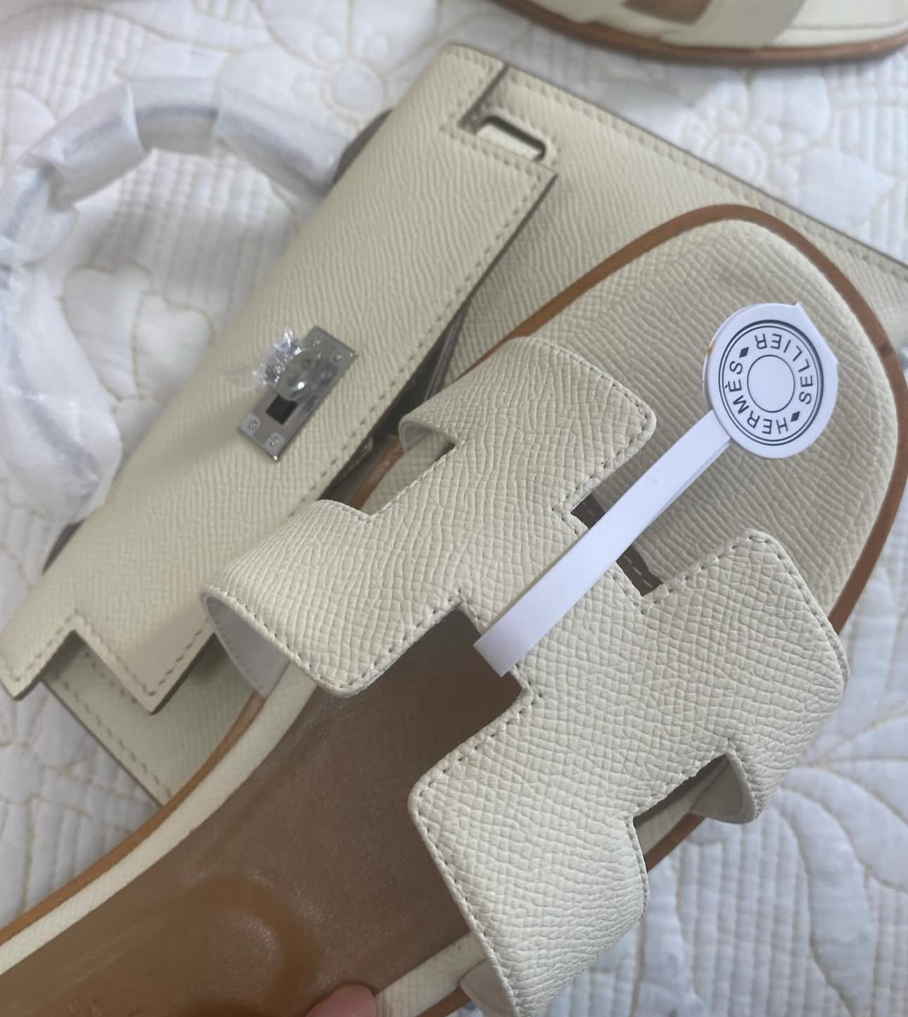 Kelly 20 Bag + White Oran Sandals Set