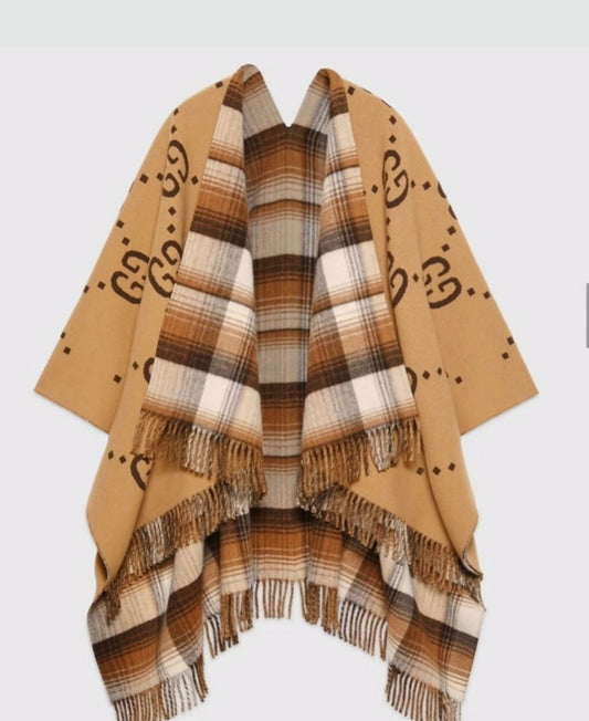 Poncho tipo capa de lana reversible con logo y manta a rayas