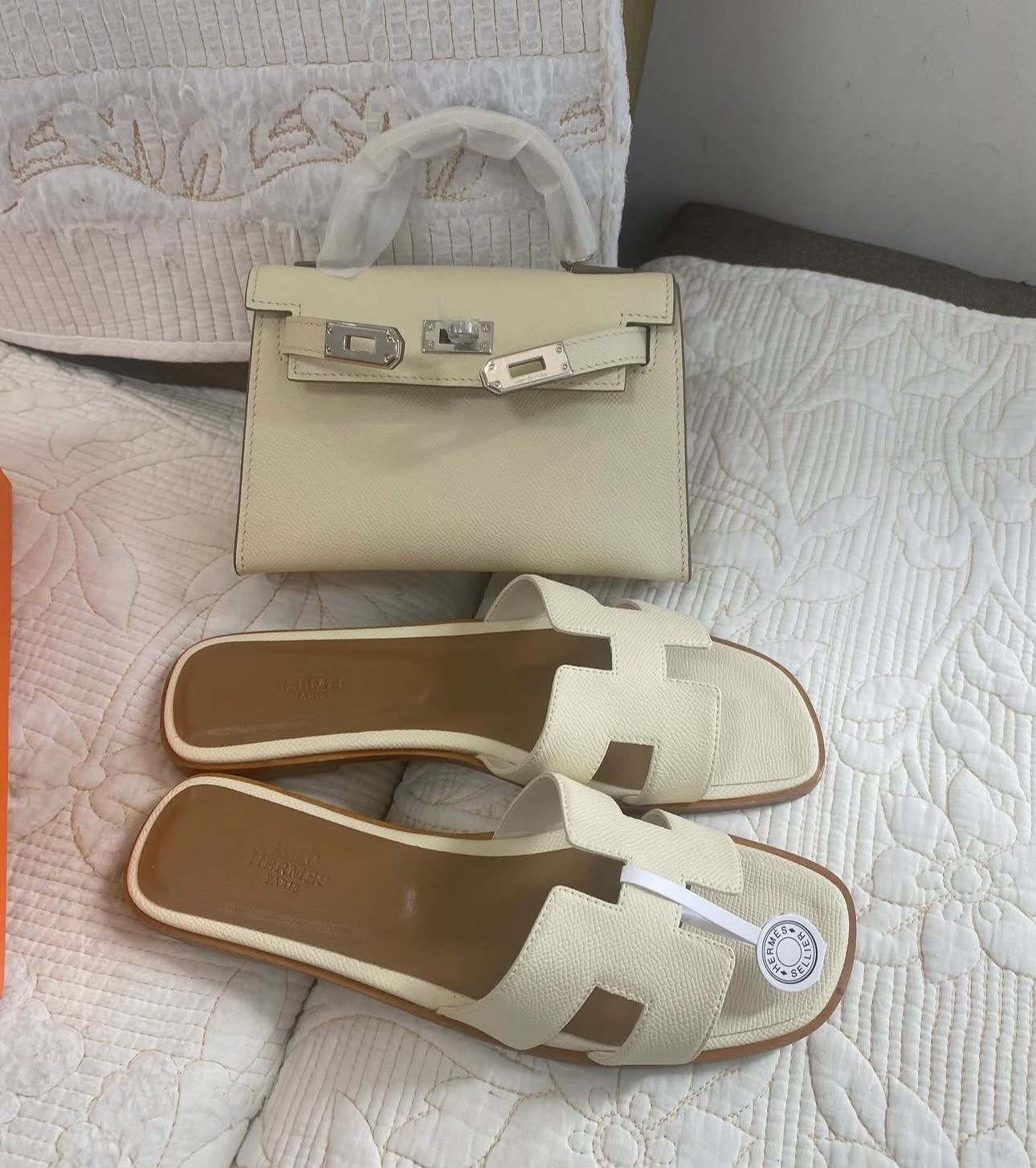 Kelly 20 Bag + White Oran Sandals Set