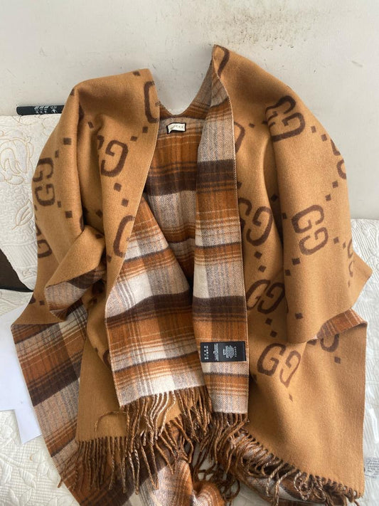 Poncho tipo capa de lana reversible con logo y manta a rayas