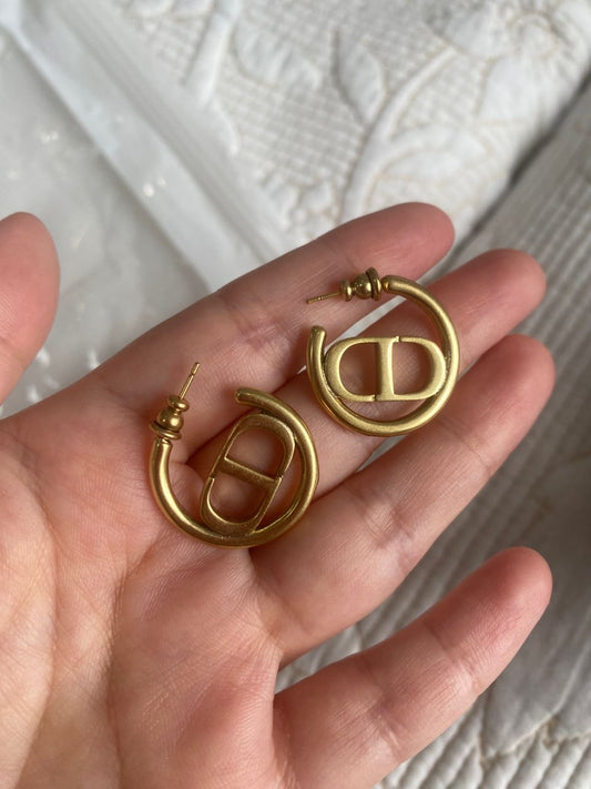Pendientes de aro con logo CD