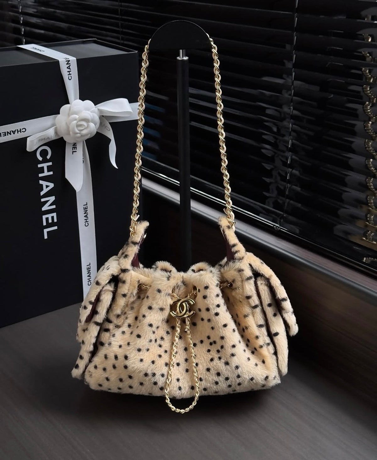 COCO 25 MINI HANDBAG Lambskin & Gold-Tone Metal, Light Beige & Black