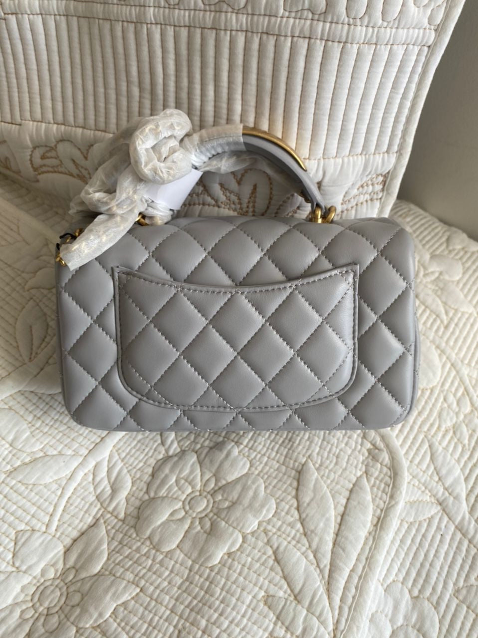Mini poignée supérieure matelassée en cuir d'agneau à rabat rectangulaire gris