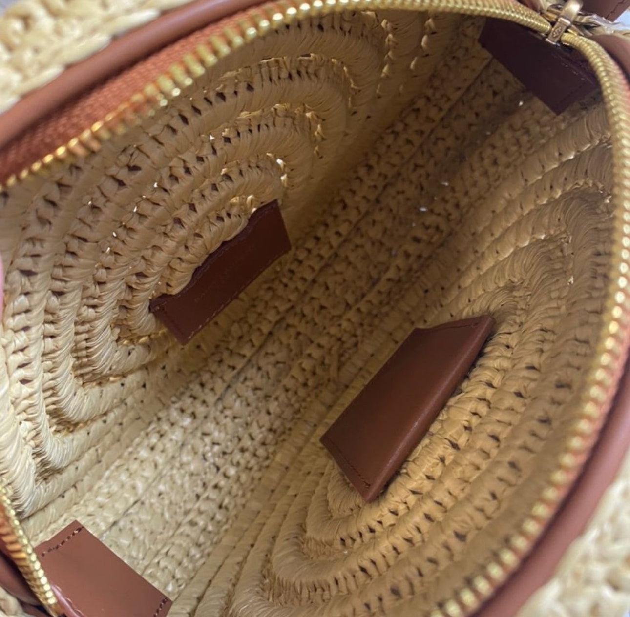 ROUND BAG IN RAFFIA AND VEGETABLE-TANNED LEATHER
