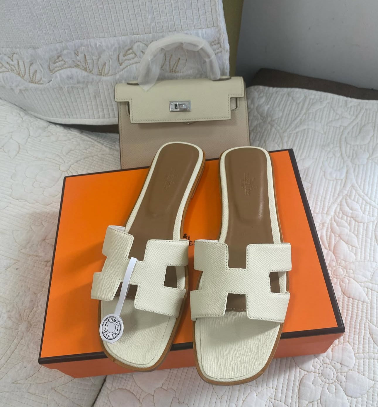 Kelly 20 Bag + White Oran Sandals Set