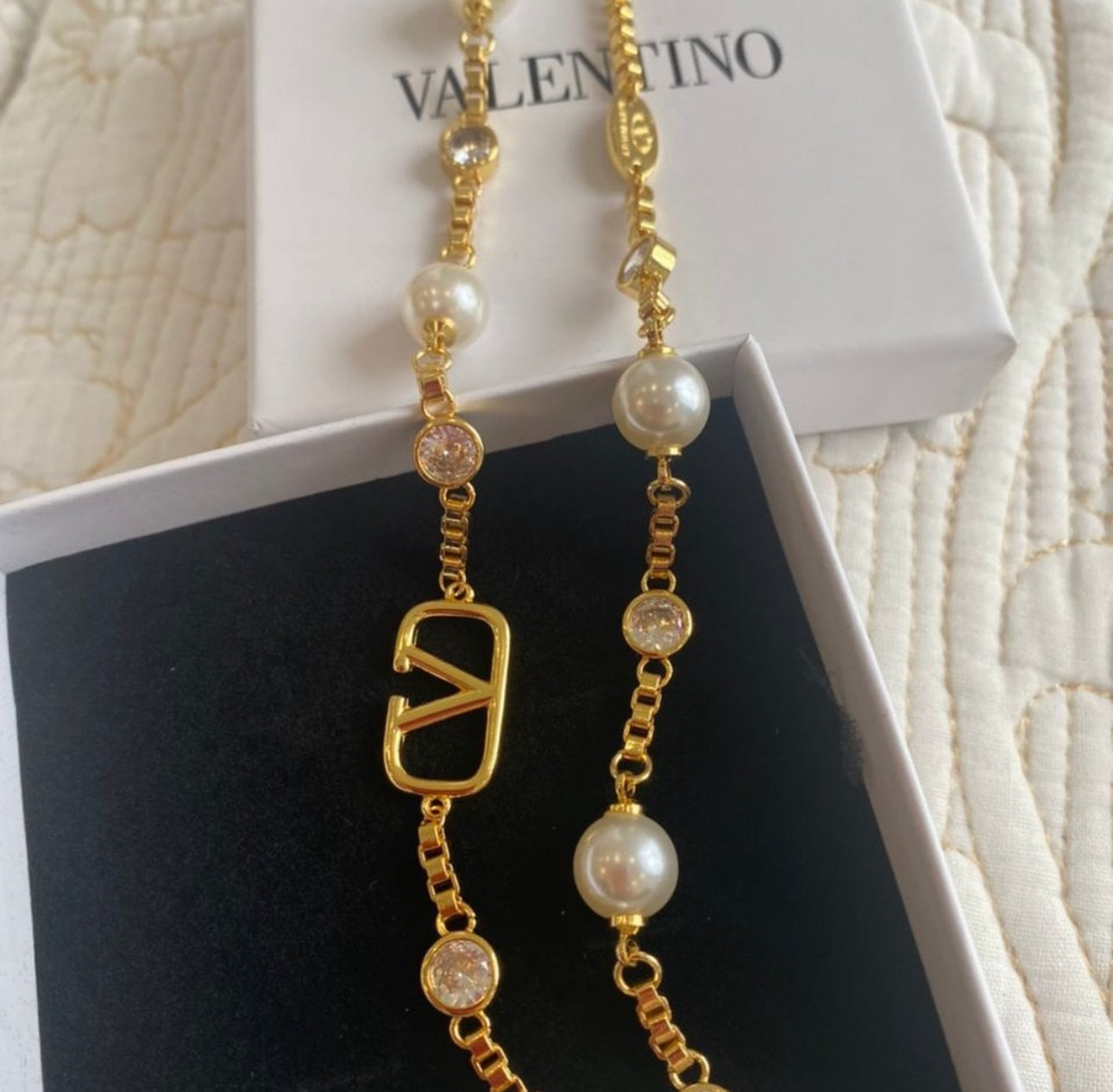 VLOGO PEARL NECKLACE + EARRING SET