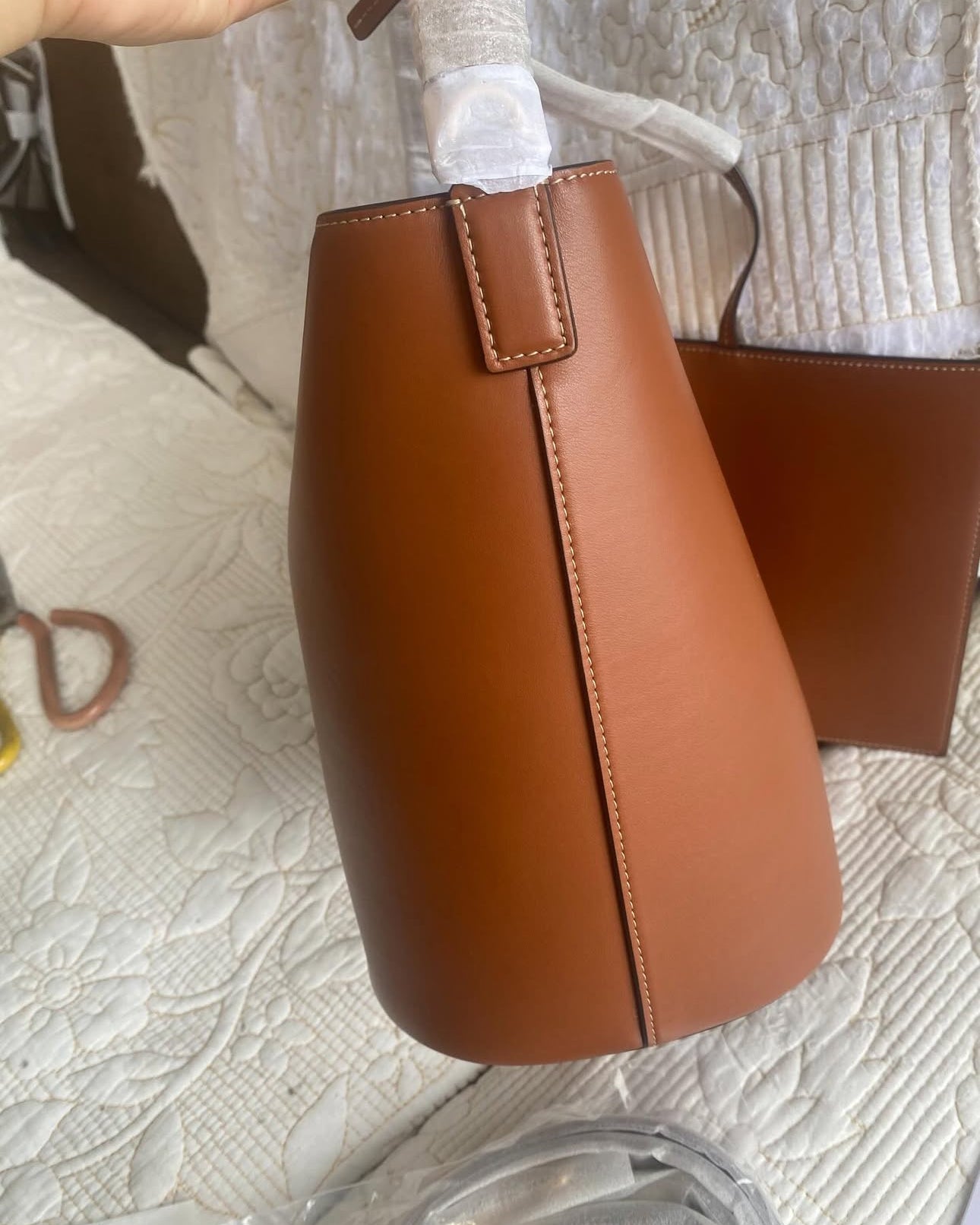 MEDIUM BUCKET LOUISE IN SMOOTH CALFSKIN