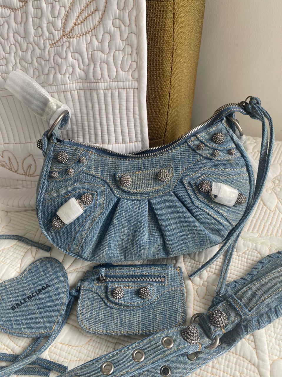 SAC BANDOULIÈRE LE CAGOLE EN DENIM AVEC STRASS BLEU