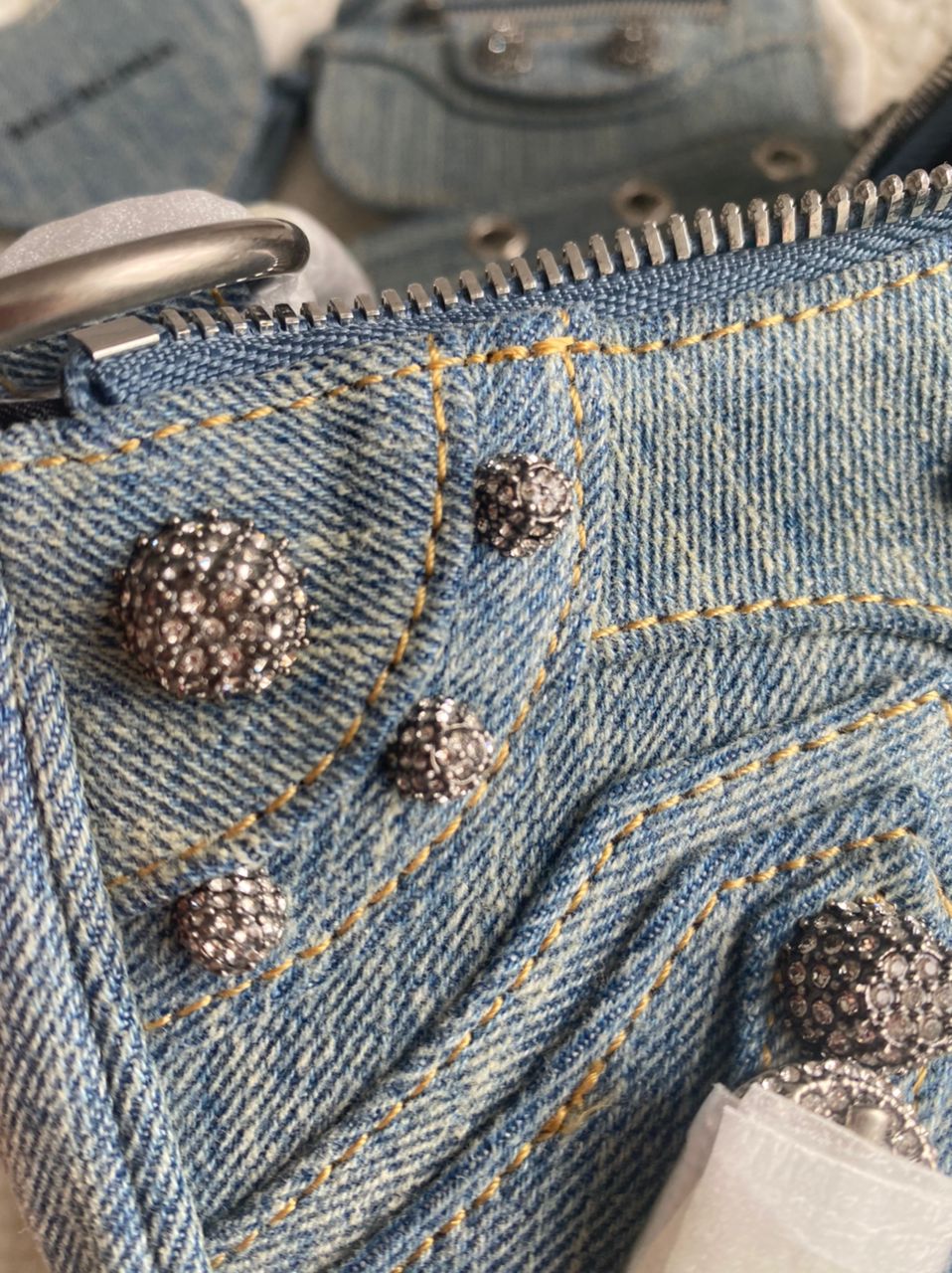 SAC BANDOULIÈRE LE CAGOLE EN DENIM AVEC STRASS BLEU