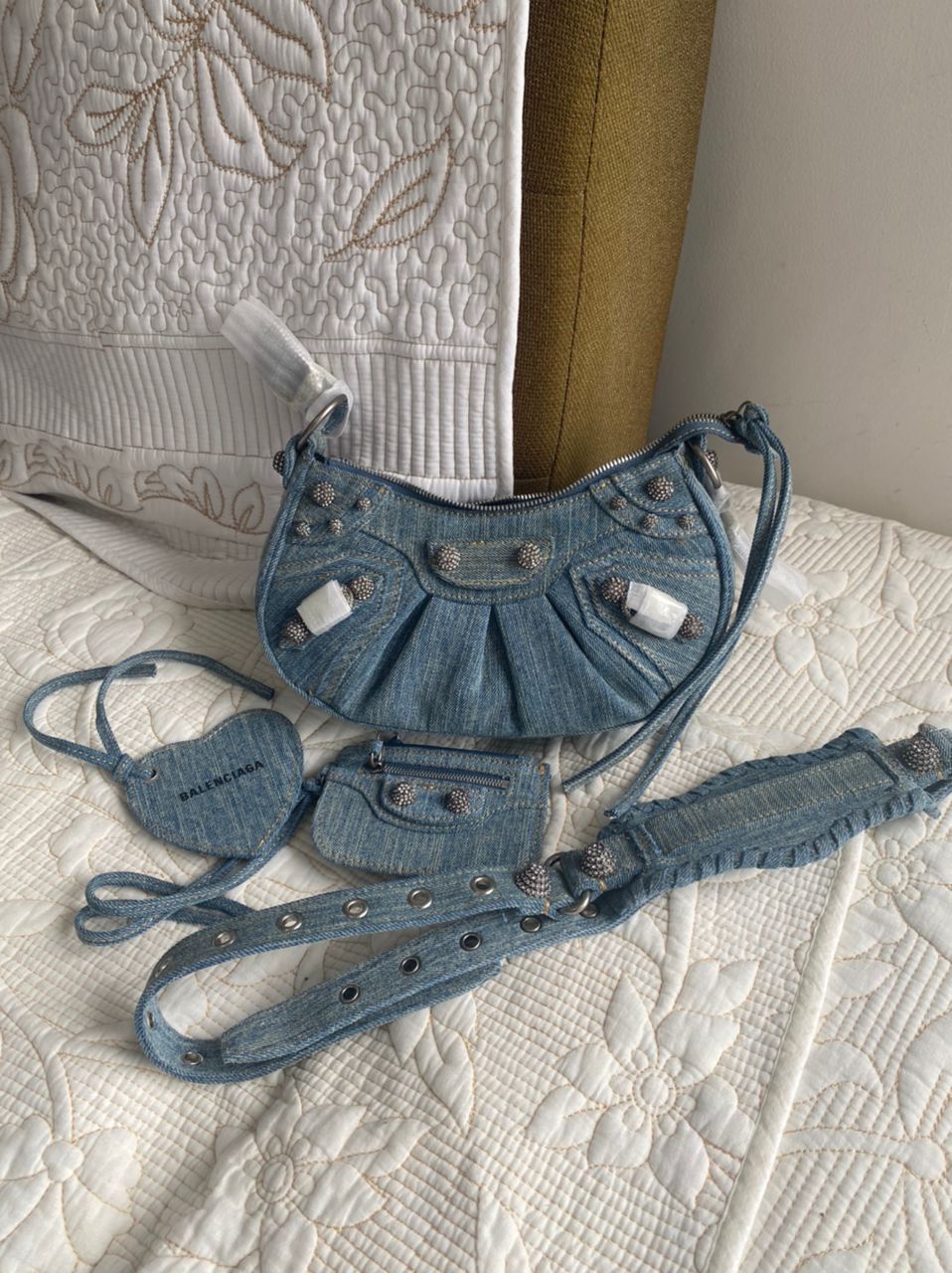 SAC BANDOULIÈRE LE CAGOLE EN DENIM AVEC STRASS BLEU