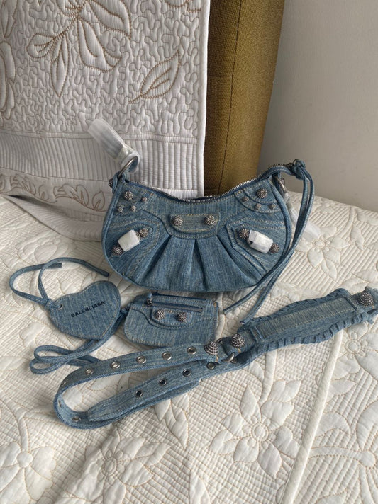 SAC BANDOULIÈRE LE CAGOLE EN DENIM AVEC STRASS BLEU