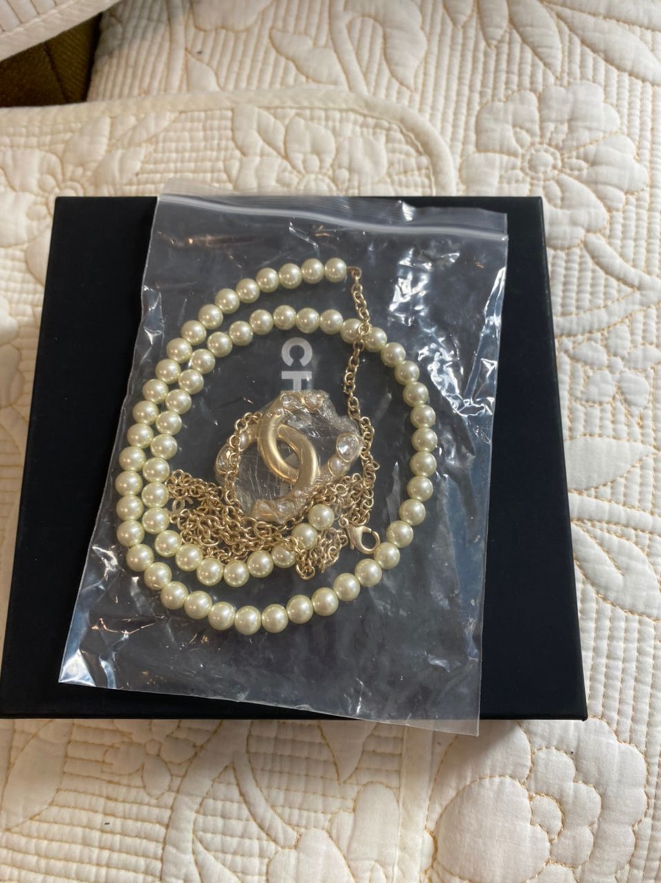 Collier avec logo en perles 1/2 CC