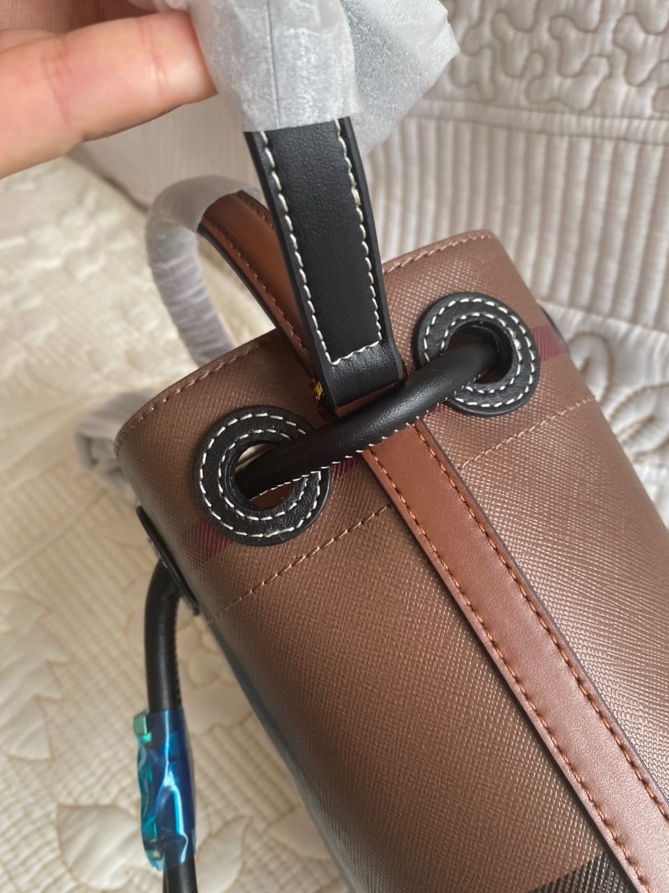 Sac seau à carreaux et cordon de serrage