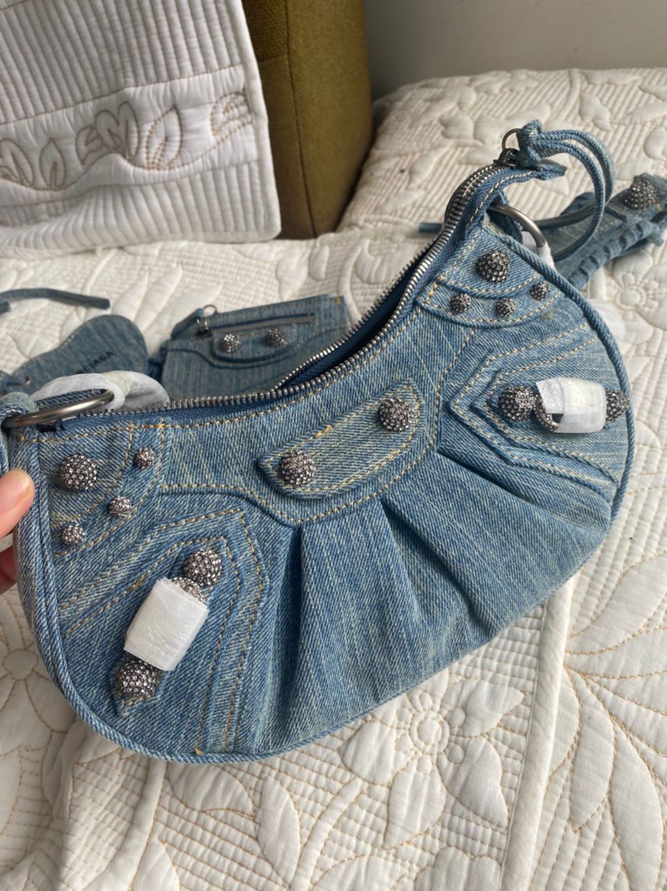 SAC BANDOULIÈRE LE CAGOLE EN DENIM AVEC STRASS BLEU