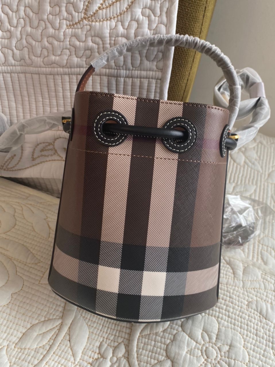 Sac seau à carreaux et cordon de serrage
