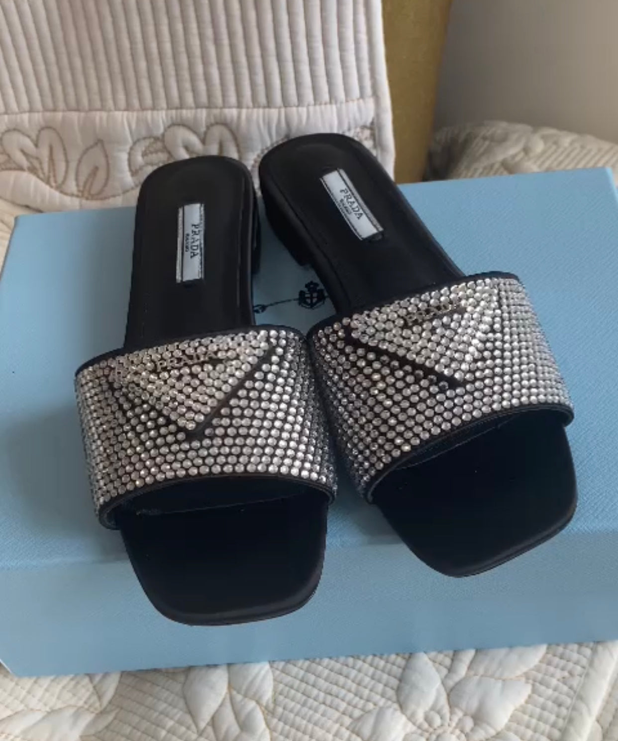 Sandales en satin avec cristaux