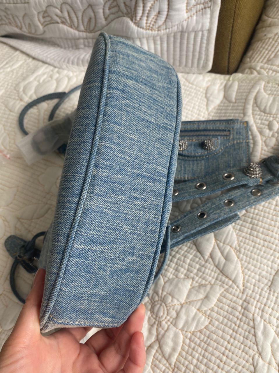 SAC BANDOULIÈRE LE CAGOLE EN DENIM AVEC STRASS BLEU