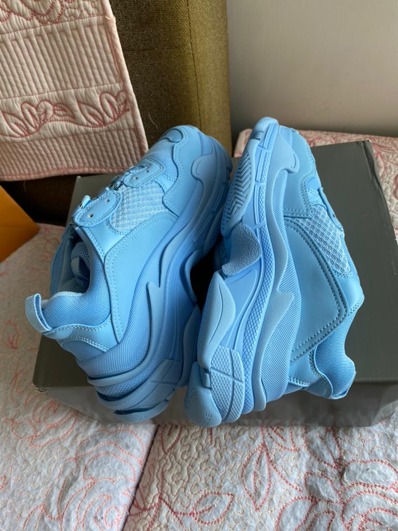 Zapatilla BB Triple S azul claro