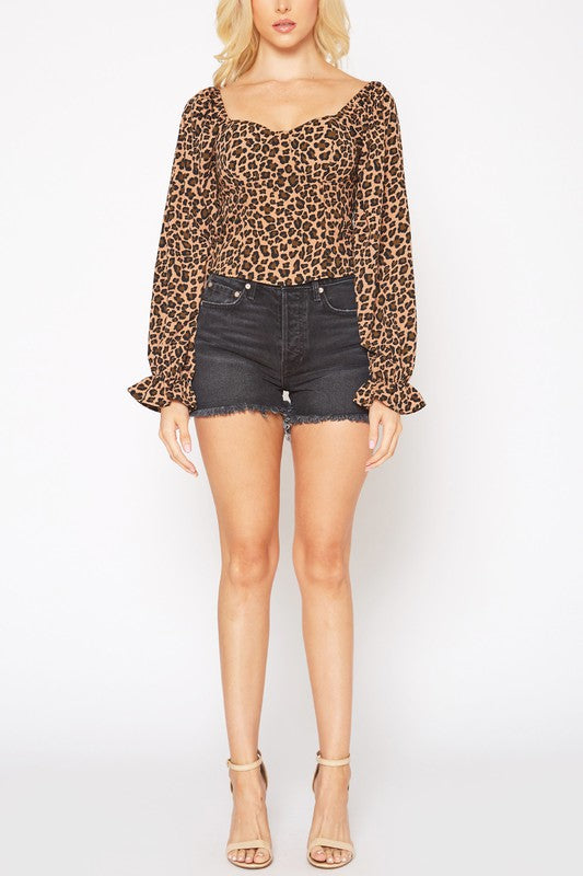 Blusa de leopardo con escote corazón